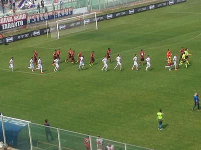 L'ingresso in campo delle squadre (foto tuttosporttaranto.com)