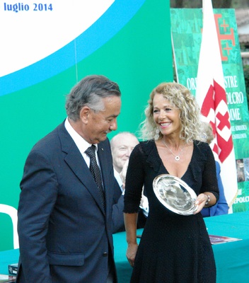 Maria Castellana premiata da Michele Recchia