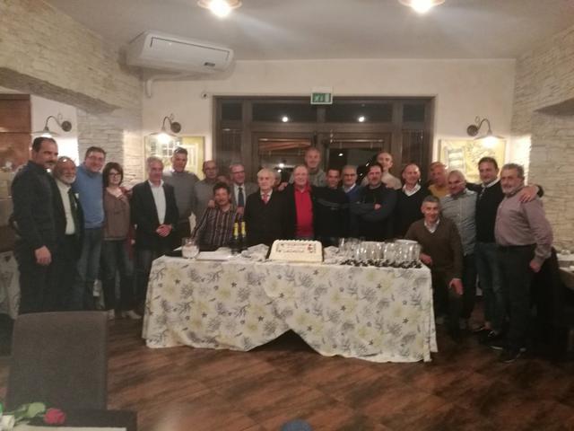 Nella foto ex corridori e dirigenti con Romeo Cassano