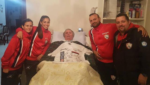 Una delegazione del Città di Taranto in visita da Piero Pizzi, tifoso del club rossoblu 